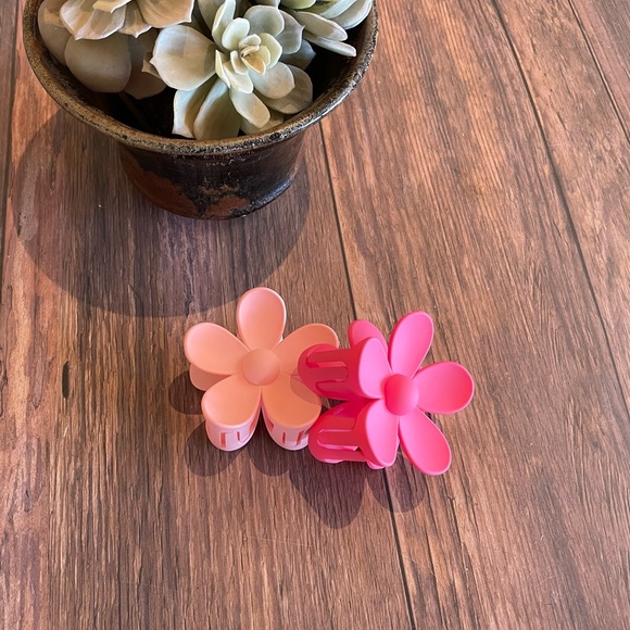 SEPT Donation | Jumbo Pink Daisy Hair Clips Set of 2 - Picture 7 of 8
